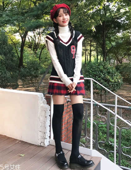 格子百褶裙配什么上衣？美翻整個(gè)春夏