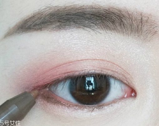 桃花妝用什么眼影好？3重色彩打造迷人眼妝