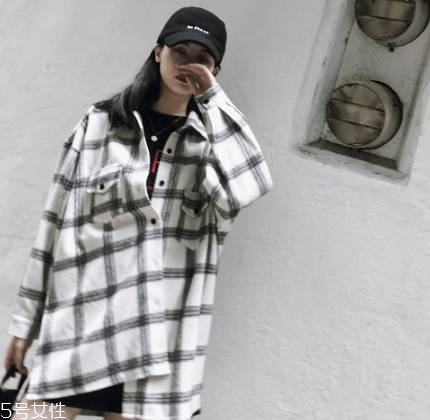 襯衫里面要穿衣服嗎？要看襯衫的面料顏色