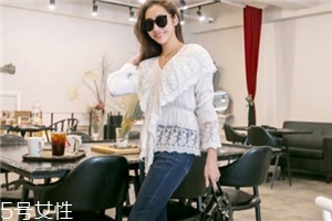 白色蕾絲上衣怎么搭配？女人味盡顯