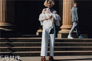 荷葉邊上衣配什么褲子？塑造浪漫小女人氣質(zhì)