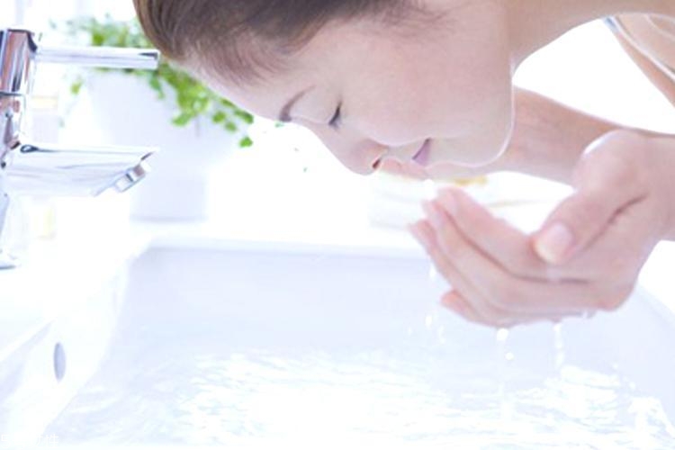 為什么油皮會變成干皮？三個(gè)油皮護(hù)膚誤區(qū)