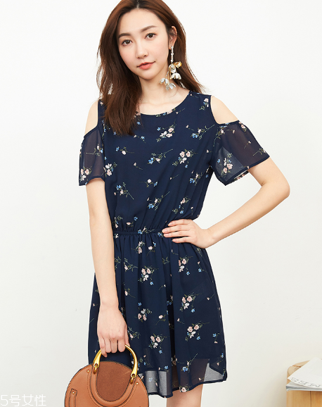 露肩上衣怎么搭配？屬于春天的小性感