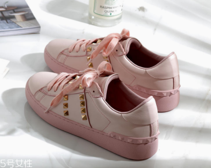 女式春夏運(yùn)動鞋怎么挑？三種款式好搭又顯高