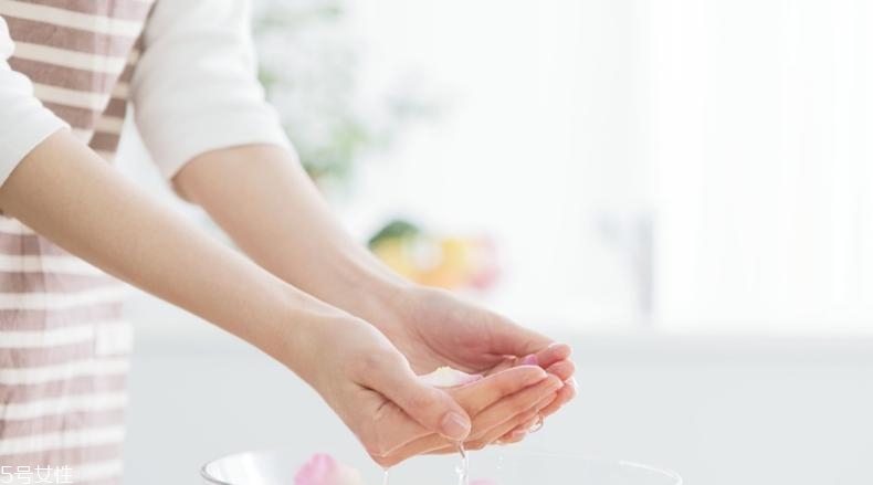 洗面奶洗后緊繃怎么回事？這6招讓你春季洗臉不拔干