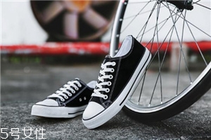 帆布鞋可以水洗嗎？帆布鞋應(yīng)該這樣洗