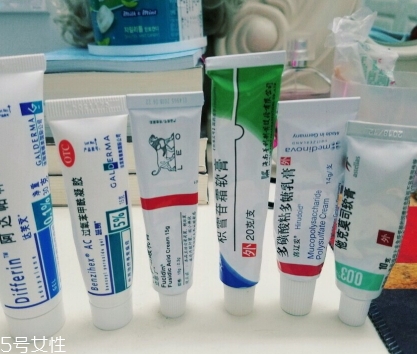 阿達(dá)帕林凝膠含激素嗎？