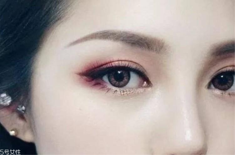什么顏色的眼影顯白？這三種色號(hào)誰涂誰白