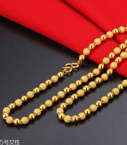 泡溫泉可以戴金項(xiàng)鏈嗎？泡溫泉最好別佩戴飾品
