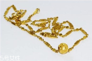 泡溫泉可以戴金項(xiàng)鏈嗎？泡溫泉最好別佩戴飾品