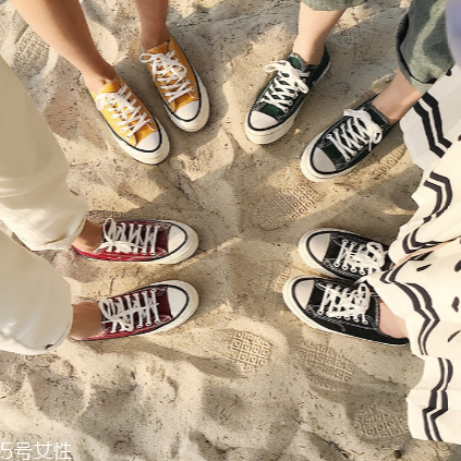 帆布鞋上的泥漬怎么去？巧妙去除泥漬