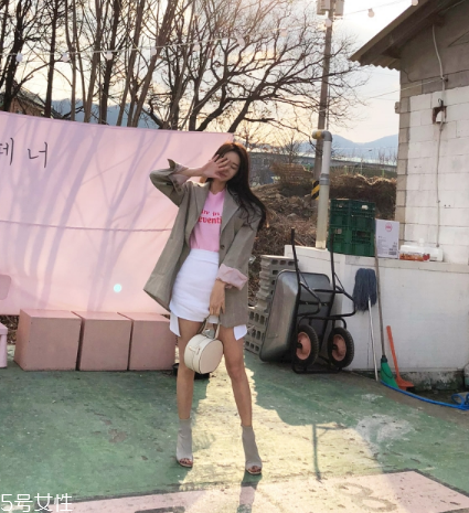 西裝配什么裙子好看？讓你美到挪不開(kāi)眼