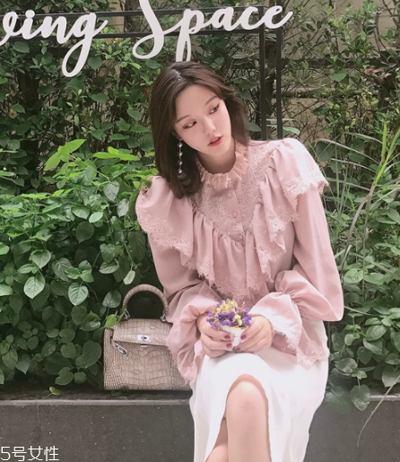 荷葉邊上衣怎么搭配？少女路線必備款