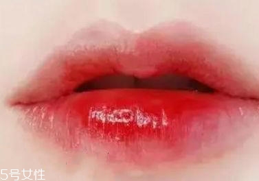 春天適合什么唇妝？4款簡單易上手的撩動唇色