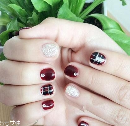 美甲的形狀和顏色怎么搭配？劍型指甲適合紅與黑