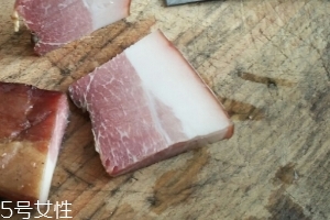 煙熏臘肉是熟的嗎？是生肉腌制的