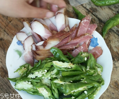 煙熏臘肉是熟的嗎？是生肉腌制的