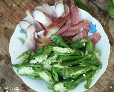 煙熏臘肉是熟的嗎？是生肉腌制的