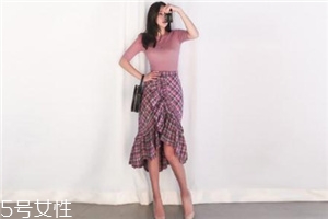 格子裙搭配什么上衣？俏皮少女范兒