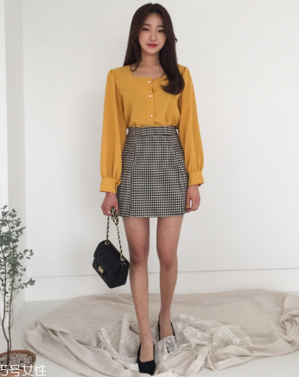 格子裙搭配什么上衣？俏皮少女范兒
