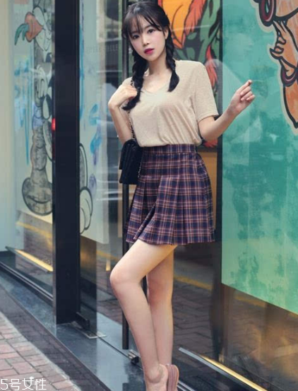 格子裙搭配什么上衣？俏皮少女范兒
