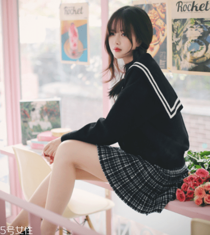 格子裙搭配什么上衣？俏皮少女范兒