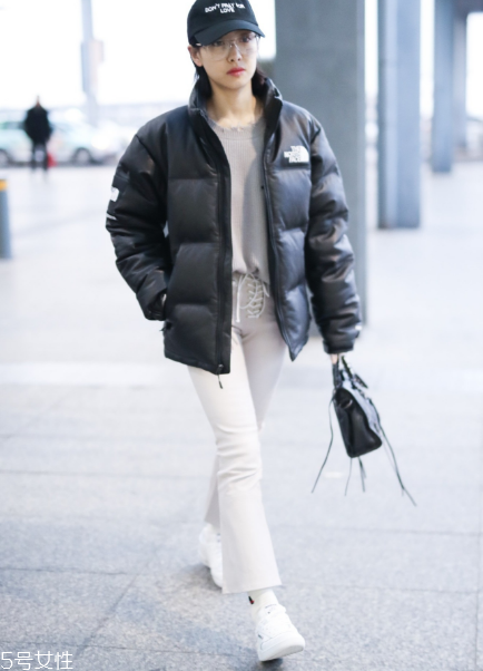 白褲子怎么搭配衣服好看？跟著明星學穿搭