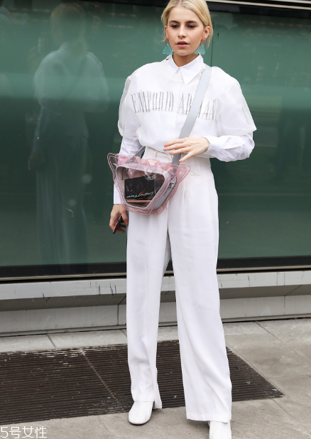 白褲子怎么搭配衣服好看？跟著明星學穿搭