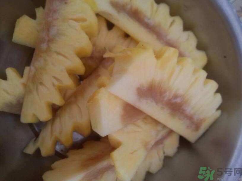 菠蘿里面發(fā)黑能吃嗎？切開菠蘿里面是黑色的怎么回事？