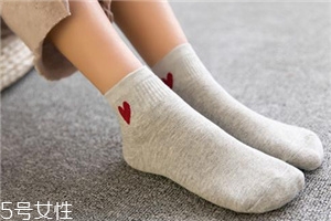 襪子能放在洗衣機(jī)洗嗎？襪子最好手洗