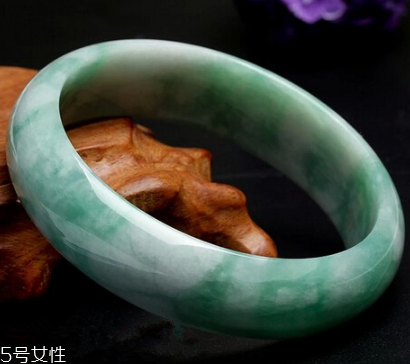 玉手鐲有裂紋還能戴嗎？玉石專家告訴你答案