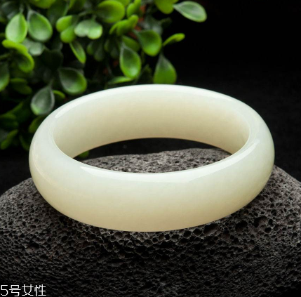 玉手鐲可以戴著睡覺嗎？玉手鐲有助于睡眠