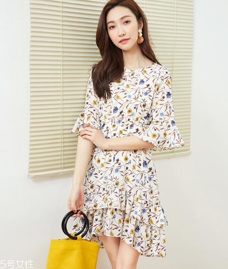 碎花衣服怎么搭配？美上天的秘密武器