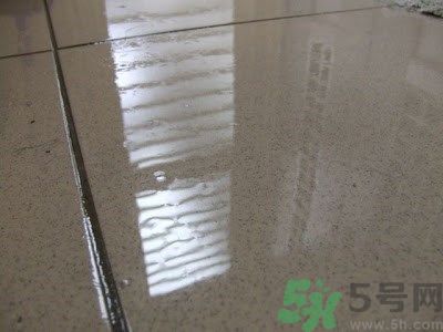 家里地板返潮怎么辦？墻上流水是怎么回事？
