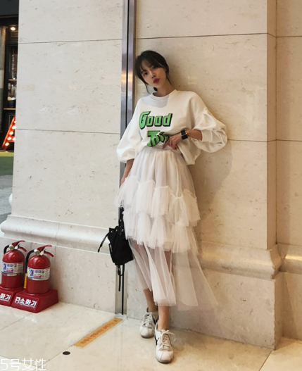 長袖t恤怎么搭配？屬于你的最佳出門穿搭