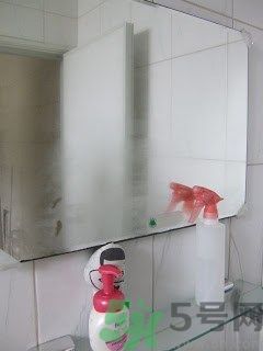 家里地板返潮怎么辦？墻上流水是怎么回事？