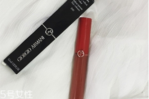 阿瑪尼紅管唇釉200是什么顏色？阿瑪尼紅管200唇部試色