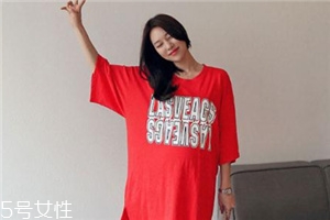 紅色t恤衫配什么褲子？紅色t恤這樣搭配褲子