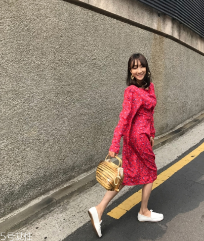 紅色連衣裙配什么鞋子好看？紅色連衣裙搭配鞋子示范