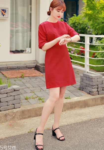 紅色連衣裙配什么鞋子好看？紅色連衣裙搭配鞋子示范