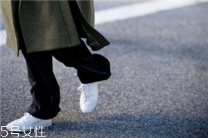 小白鞋有折痕怎么辦？小白鞋上的折痕消除方法