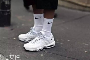 小白鞋上有膠怎么去除？小白鞋上的膠去除方法