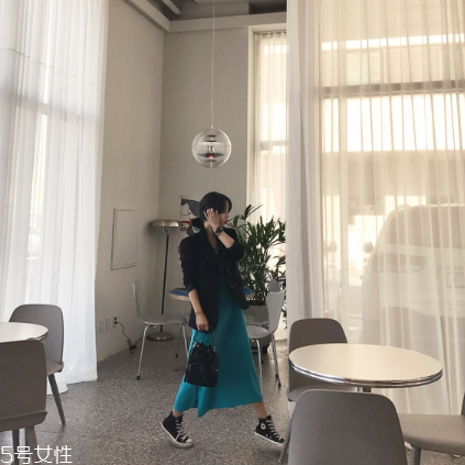 無(wú)袖連衣裙怎么搭配外套？無(wú)袖連衣裙搭配圖片