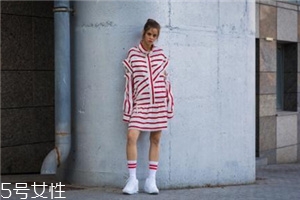 小白鞋沾墨水了怎么辦？小白鞋上的墨水去除方法