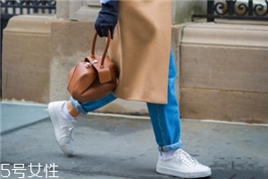 小白鞋蹭出黑條怎么辦？小白鞋黑印清洗方法