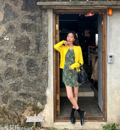 碎花連衣裙配什么外套？碎花連衣裙搭配外套圖片