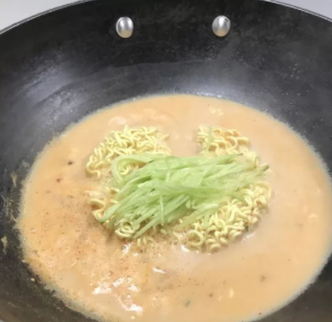 牛奶辛拉面煮多久？牛奶辛拉面牛奶和水的比例