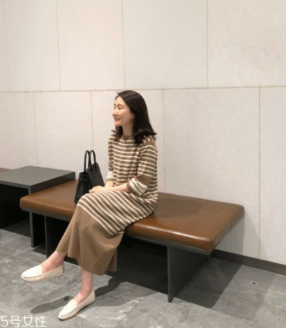 條紋連衣裙配什么鞋子？條紋連衣裙搭配鞋子圖片