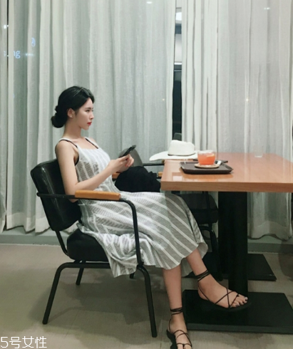 條紋連衣裙配什么鞋子？條紋連衣裙搭配鞋子圖片