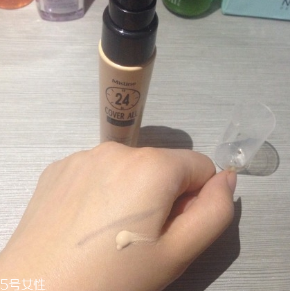 mistine粉底液應(yīng)該選哪個(gè)色號 mistine粉底液試色